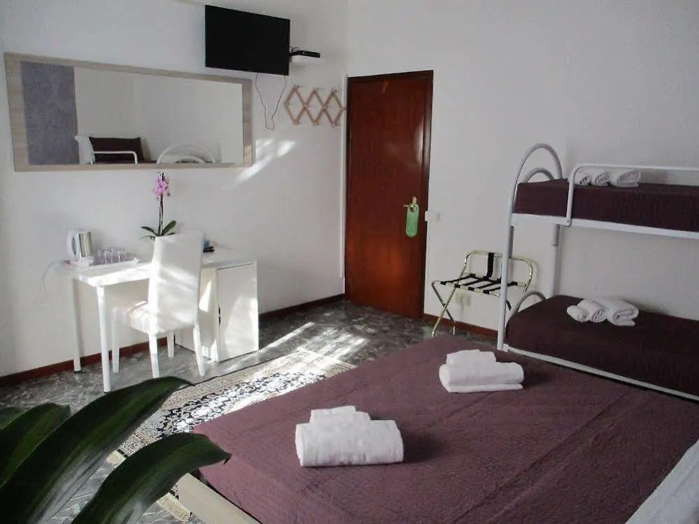 Maxim Rooms Roma 3*,  Italia